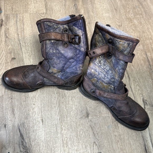 Rare and Unique UGG boots! Beautiful purples and blues with a touch of gold. - Picture 3 of 16